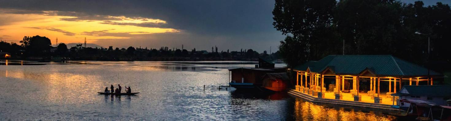 Discover the Best HouseBoat in Kashmir: A Floating Paradise Awaits